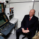 King Harald inspects a <i>Command Vehicle</i>, delivered by Kongsberg Gruppen  (Photo: Lise Åserud / NTB scanpix)
